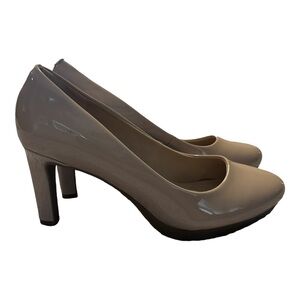 Clark’s beige/ cream heels